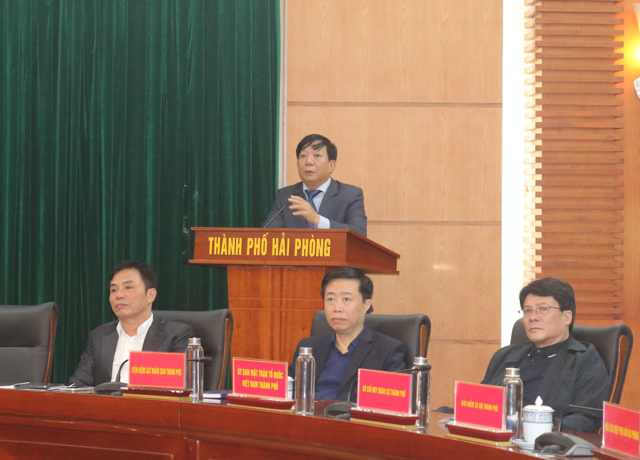 UBND thành phố quán triệt công tác xử lý cán bộ, công chức, viên chức và chiến sĩ vi phạm nồng độ cồn khi điều khiển phương tiện giao thông